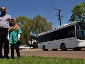 الطفلة تقف مع والدها