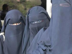 مجموعة من النساء المنقبات مجموعة من النساء المنقبات