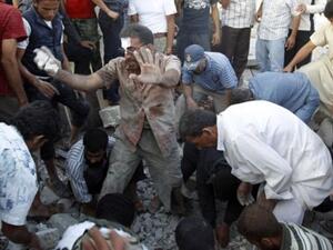 سوريون يبحثون عن ناجين وسط الدمار الذي خلفته الغارة على اعزاز
