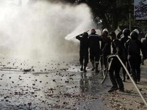 شرطة مكافحة الشغب تستخدم خرايطم المياه لتفريق طلاب من جامعة القاهرة خلال احتجاجات يوم الثلاثاء