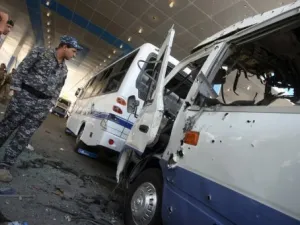 رجال امن عراقيون في موقع سقوط صاروخ كاتيوشا في بغداد 
