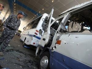 رجال امن عراقيون في موقع سقوط صاروخ كاتيوشا في بغداد 
