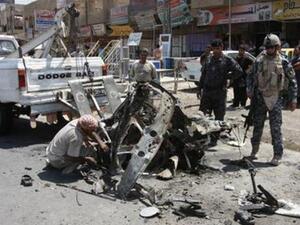 ارشيف/جنود عراقيون يتفقدون موقع انفجار في بغداد