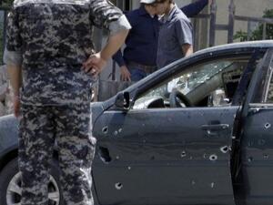 ارشيف/ رجل امن عراقي يقف امام سيارة تعرضت لهجوم بالرصاص