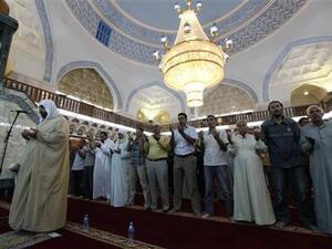 مصلون في احد المساجد في العراق