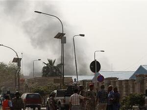 جنود عراقيون قرب موقع انفجار في بغداد يوم الخميس
