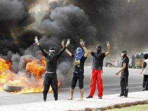 محتجون يشيرون بعلامة النصر في حي البديع يوم الأحد
 محتجون يشيرون بعلامة النصر في حي البديع يوم الأحد