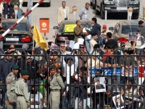 بحرينيون خارج قاعة المحكمة في المنامة
