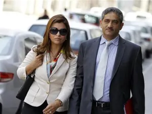 الصحفية البحرينية ريم خليفة وزوجها منصور الجمري رئيس تحرير صحيفة الوسط البحرينية السابق لدى وصولهما الى محكمة في المنامة
