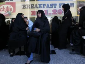 قريبات الناشطين الشيعة الذين يمثلن امام المحكمة ينتظرن في مطعم مجاور في المنامة في 28 تشرين الاول/اكتوبر