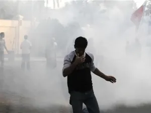 محتج وسط دخان الغاز المسيل للدموع خلال مظاهرة في المنامة