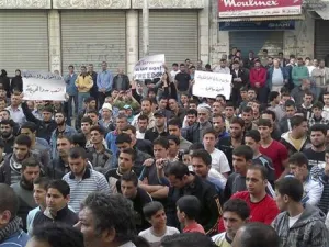 محتجون خلال مظاهرة في بانياس بسوريا يوم الاربعاء