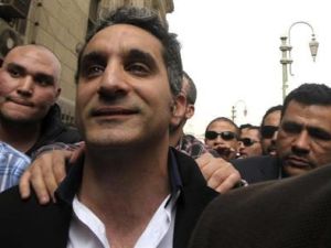 باسم يوسف لدى وصوله إلى محكمة في القاهرة يوم الاحد
