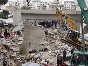 عمال انقاذ ومعدات في موقع المبنى المنهار في بيروت
