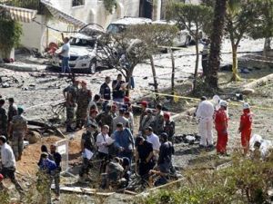 جنود وخبراء في الطب الشرعي في موقع الانفجار ببيروت