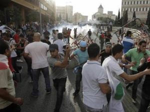 الأمن يطلق الغاز المسيل للدموع على مشيعين غاضبين في بيروت
