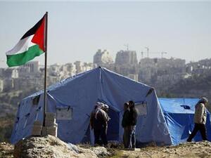فلسطينيون ينصبون خياما على تلة تقع بين منازل قرية بيت اكسا ومستوطنة راموت 
