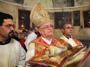 البطريرك فؤاد طوال بطريرك اللاتين في القدس (في الوسط) في كنيسة المهد ببيت لحم 
