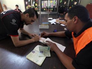 رجل يسجل في قوائم الناخبين في بنغازي رجل يسجل في قوائم الناخبين في بنغازي