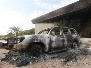 سيارة محترقة داخل القنصلية الامريكية في بنغازي 
