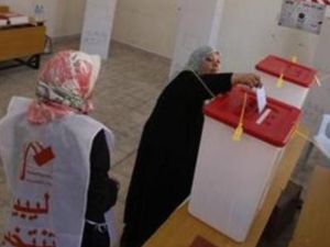 ناخبة تدلي بصوتها في الانتخابات في بنغازي
