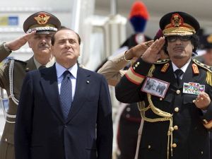 الزعيم الليبي معمر القذافي ورئيس الوزراء الايطالي سلفيو برلسكوني