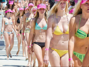 على شط بحر الهوى