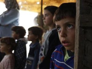 لاجئون سوريون داخل خيمة بقرية في وداي البقاع بجنوب لبنان
