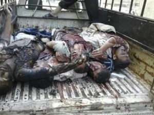 جثامين قتلى قالت المعارضة انهم سقطوا بنيران قوات الاسد قرب دمشق يوم الاربعاء
