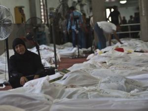 جثث اشخاص قتلوا خلال فض قوات الامن لاعتصامي مؤيدي مرسي