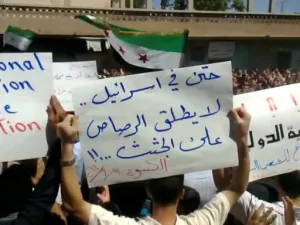 لقطة من فيديو بثه ناشطون على موقع يوتيوب يشير الى تظاهرة في الكسوة
