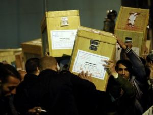 نقل صناديق الاقتراع الى مركز الفرز في القاهرة في المرحلة الثانية من الانتخابات المصرية
