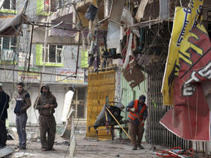 مدنيون في موقع انفجار في بغداد
