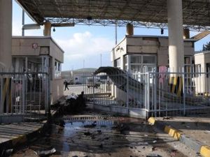 لقطة توضح بوابة شيلفجوزو الحدودية بين تركيا وسوريا وقد لحقت بها اضرار عقب انفجار يوم الاثنين.