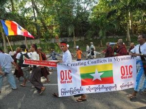 بوذيون يتظاهرون ضد الزيارة المتوقعة هذا الاسبوع لوفد من منظمة التعاون الاسلامي الى بورما في رانغون
