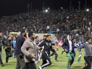 مشجعون في قلب استاد بورسعيد عقب تفجر اشتباكات بعد انتهاء مباراة المصري والأهلي 