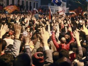 محتجون مصريون بالقرب من وزارة الداخلية 
