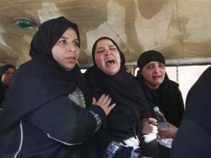 اقارب قتلى في ستاد بورسعيد ينتظرون جثث قتلاهم في مشرحة بالقاهرة 
