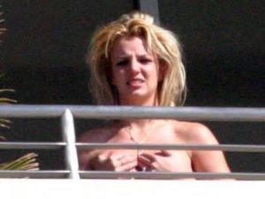 برتني تطل من شرفه منزلها 