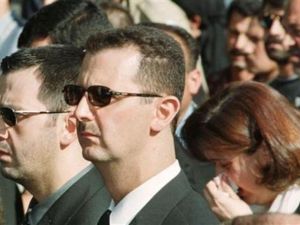 بشرى الاسد خلف شقيقيها بشار الاسد وماهر الاسد (إلى اليسار) خلال جنازة الرئيس السوري الراحل حافظ الاسد في دمشق يوم 13 يونيو حزيران 2000

