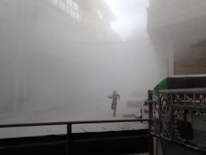 رجل يهرب من القصف في بستان القصر في حلب 