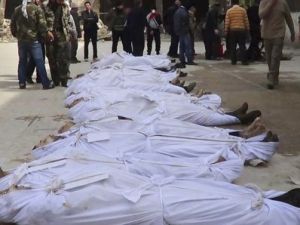 سوريون يقفون قرب جثث تم انتشالها من نهر بمنطقة بستان القصر قرب حلب