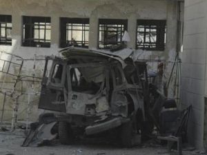 حطام حافلة بعد انفجار بالقرب من ثكنات للجيش والقوات الجوية في دمشق يوم الاحد
