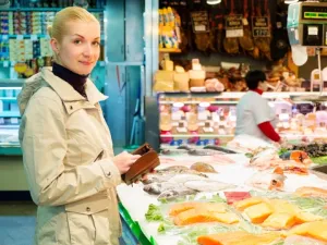 تفحصي السمك جيداً قبل شرائه بـ 6 خطوات