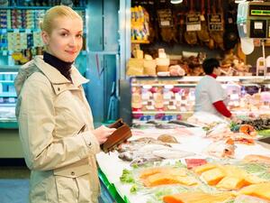 تفحصي السمك جيداً قبل شرائه بـ 6 خطوات