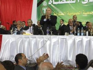 احمد الزند (في المنتصف) رئيس نادي القضاة خلال اجتماع القضاة في القاهرة