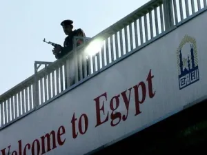 شرطي مصري يقف حارسا على جسر قريب من مطار القاهرة
