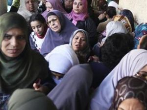 نساء في طابور خارج احدى اللجان الانتخابية في القاهرة 
