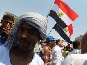 متظاهرون في ميدان التحرير بوسط القاهرة الجمعة
