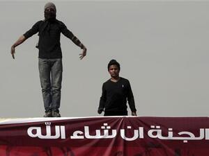 محتجان يشاركان في احتجاجات بالقاهرة
